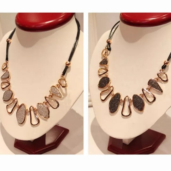 Gold plated Statement necklace black or white - Picture 2 of 5